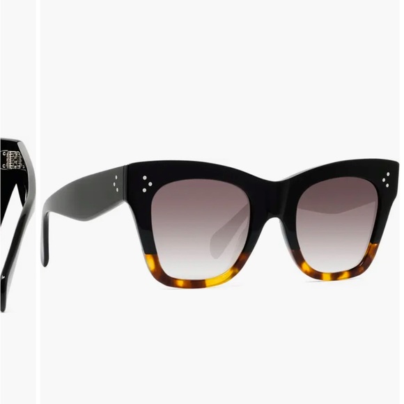 100% UV protection
Gradient lenses
Cloth and case included
Acetate
Made in Italy - Picture 2 of 5